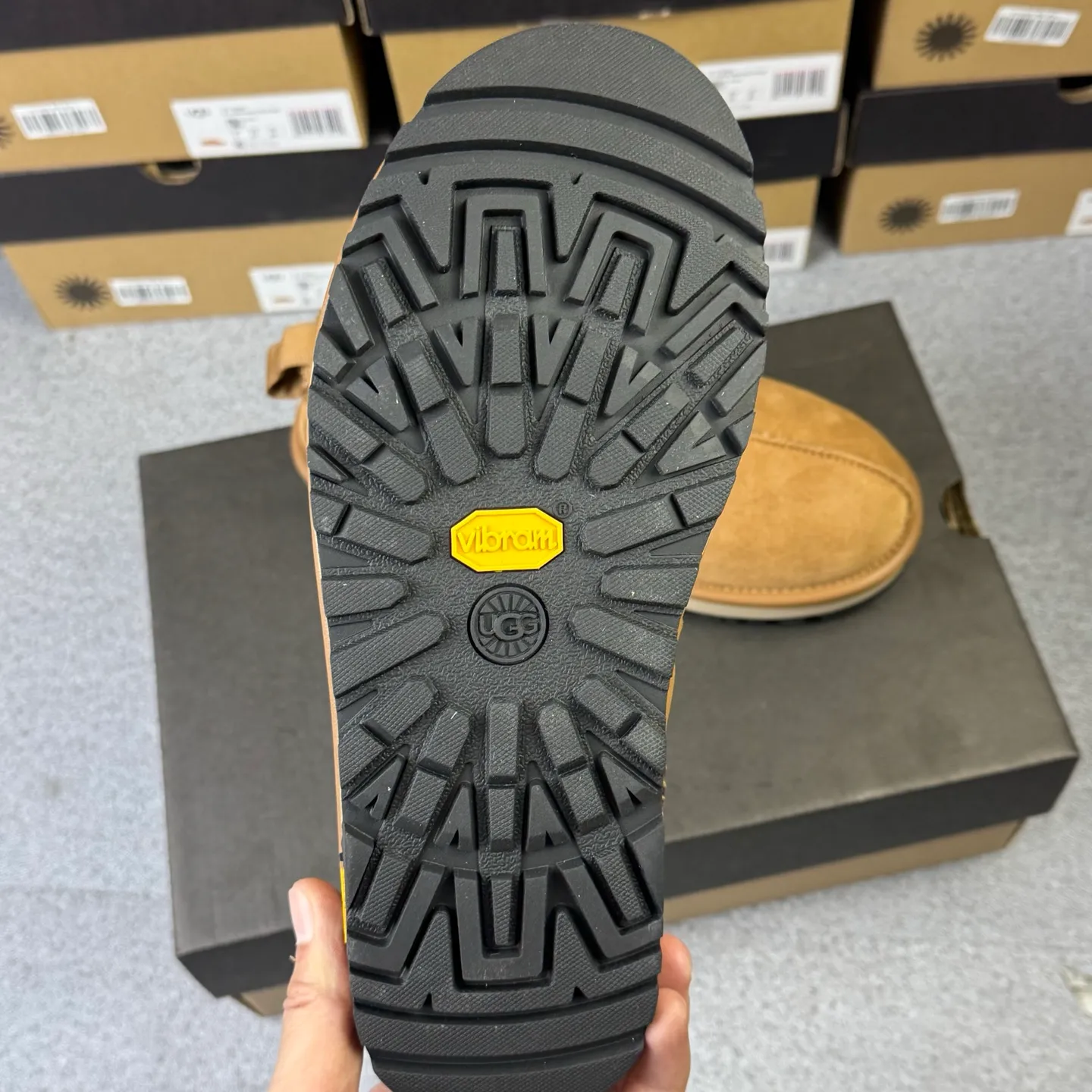 Pick up locally 💰520. The core recommendation is good price. The platform is exclusively for foreign trade. UGG Tasman GTX winter neutral snow shoes 1172790. Produced by ten-year-old brand shoemaking factory production line. Pay attention to every detail. Longfeng A-grade genuine sheep fur. Completely built in accordance with the ZP process. Size: 35 36 37 38 39 40 41 42 43 44 45